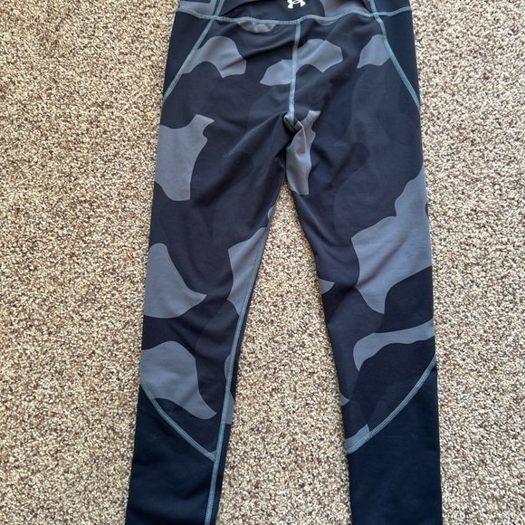 Under Armour women’s heat gear, midrise/fitted black/gray camo leggings - Picture 5 of 6
